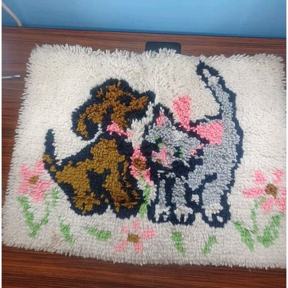 Dog And Kitty Flowers Latch Hook Brown Grey Rug/ Wall Hanger 18.5 × 24 - Picture 1 of 6
